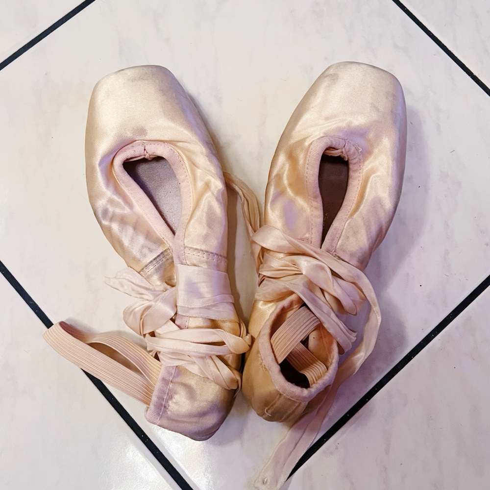 J. Bloch Pointe Shoes (size 5)